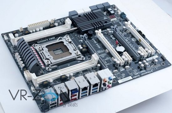 Материнская плата в исполнении LGA 2011.
