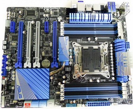 Материнская плата с восьмью DDR3 слотами.
